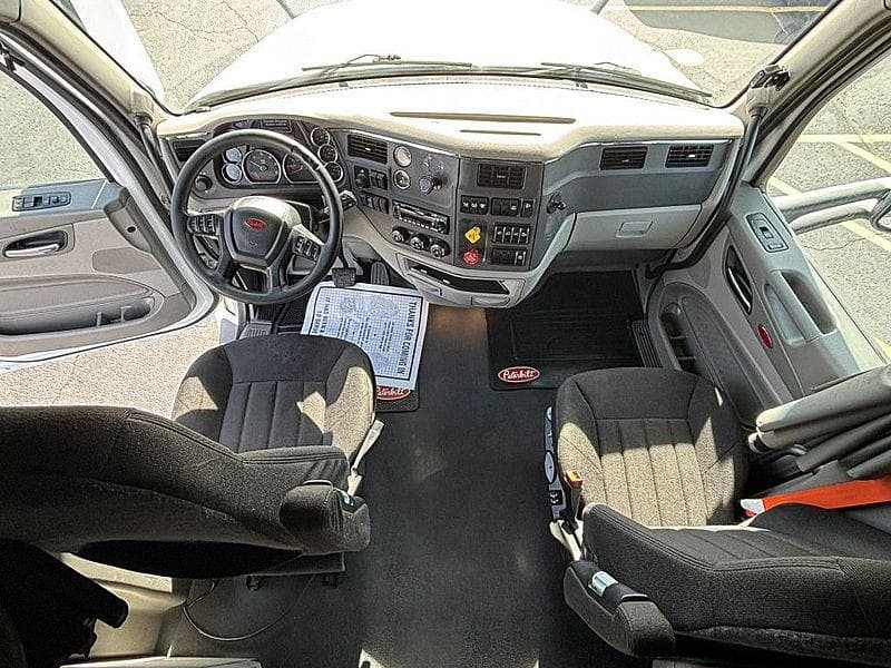 2021 Peterbilt 579 image 15
