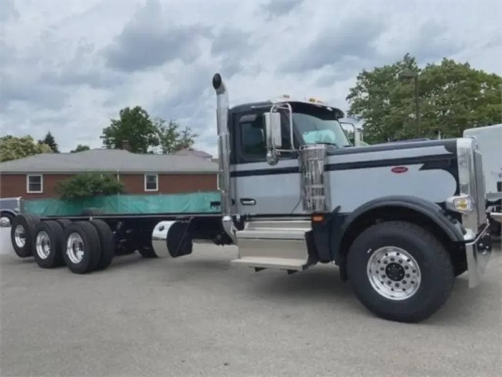 2025 Peterbilt 589 image 3