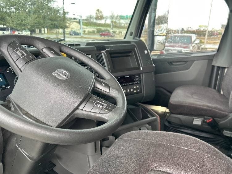 2023 Volvo VNL64760 image 5