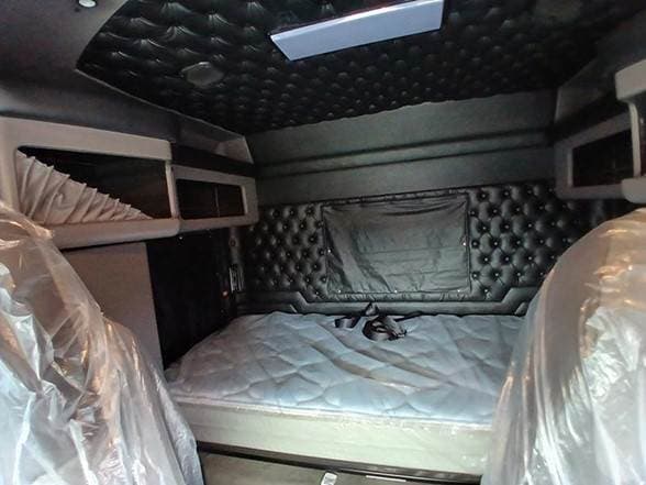 2025 Kenworth W9 Series image 4