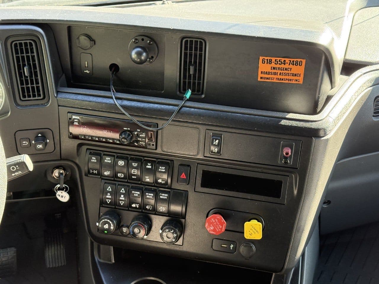 2018 International LT625 image 15