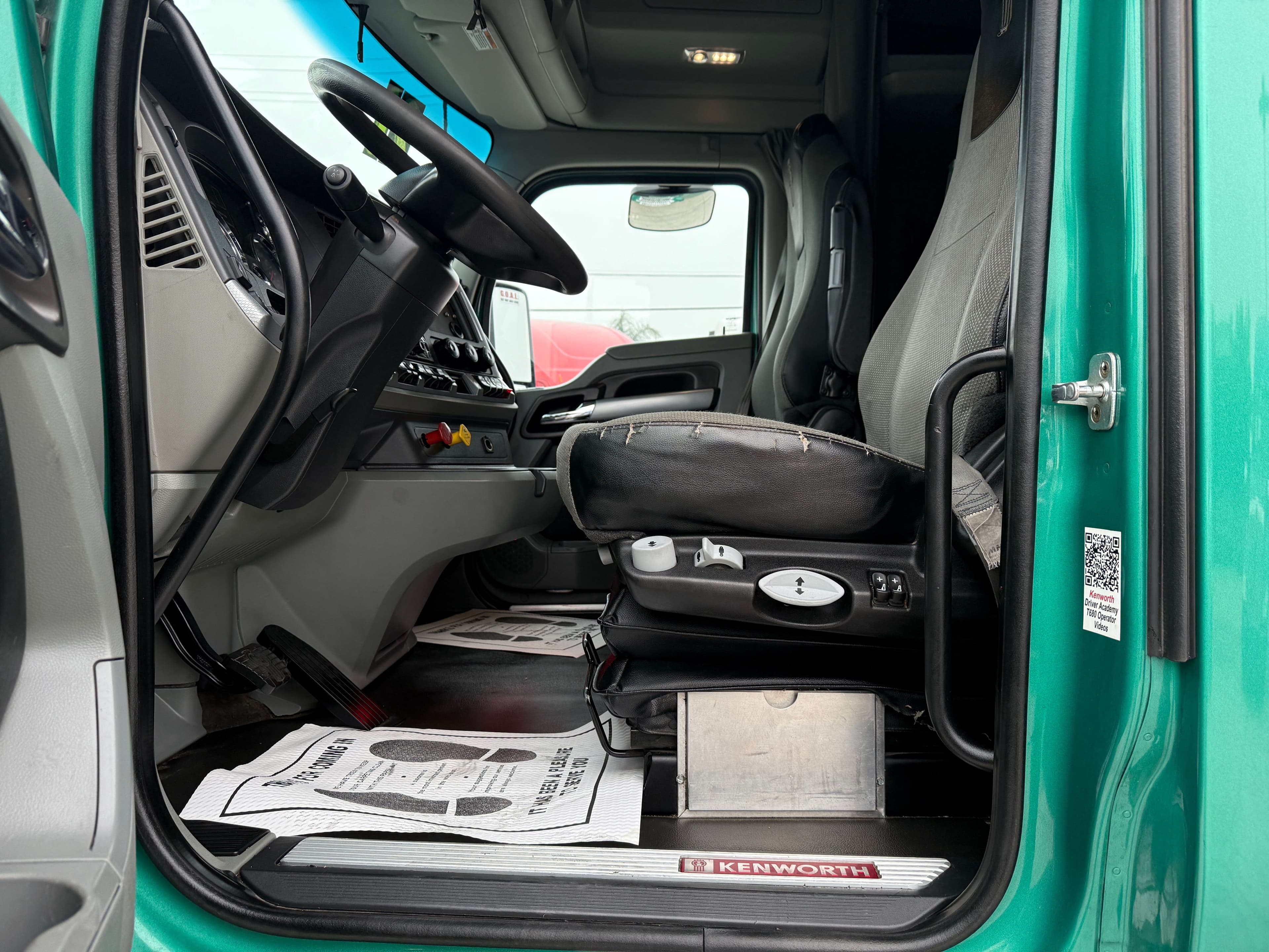 2021 Kenworth T680 image 16