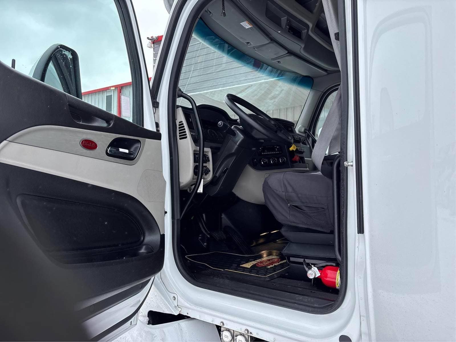 2023 Peterbilt 579 image 8