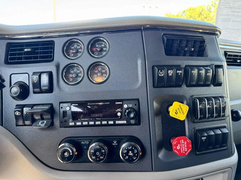 2022 Peterbilt 579 image 31