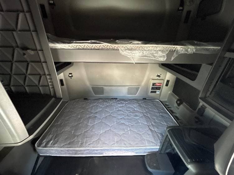 2023 International LT62F image 9