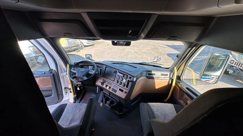 2021 Freightliner Cascadia image 43