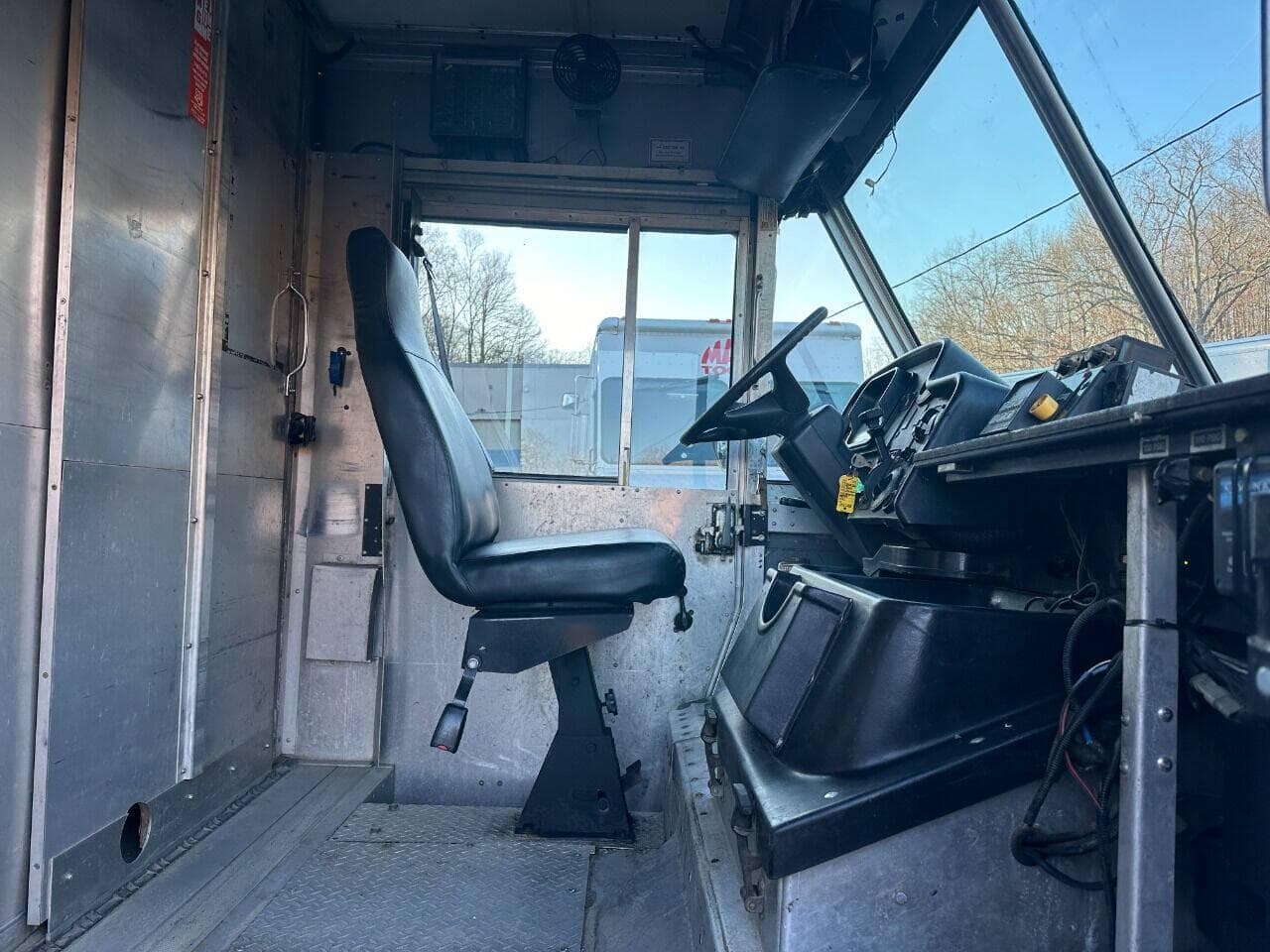 2010 Freightliner MT45 image 11