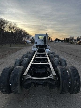 2021 Peterbilt 567 image 3
