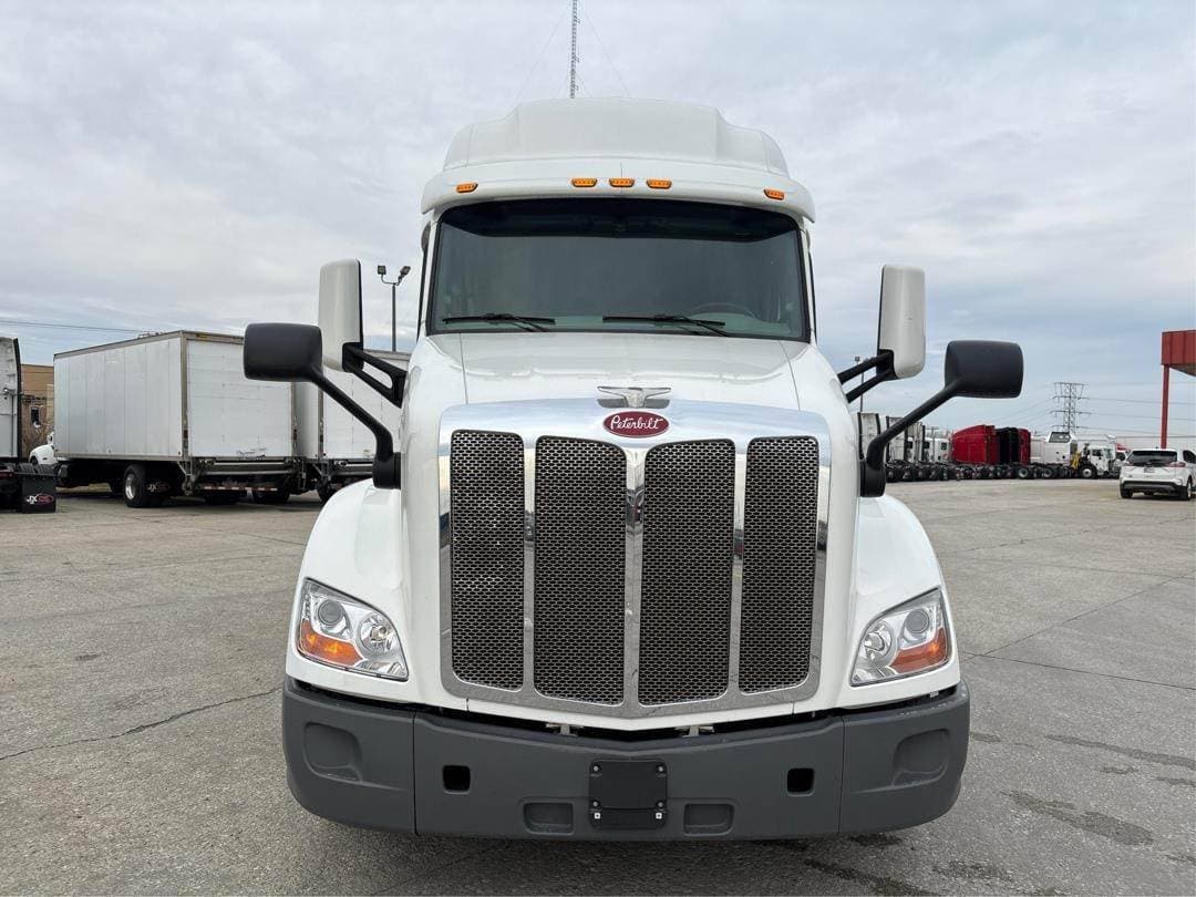 2021 Peterbilt 579 image 2
