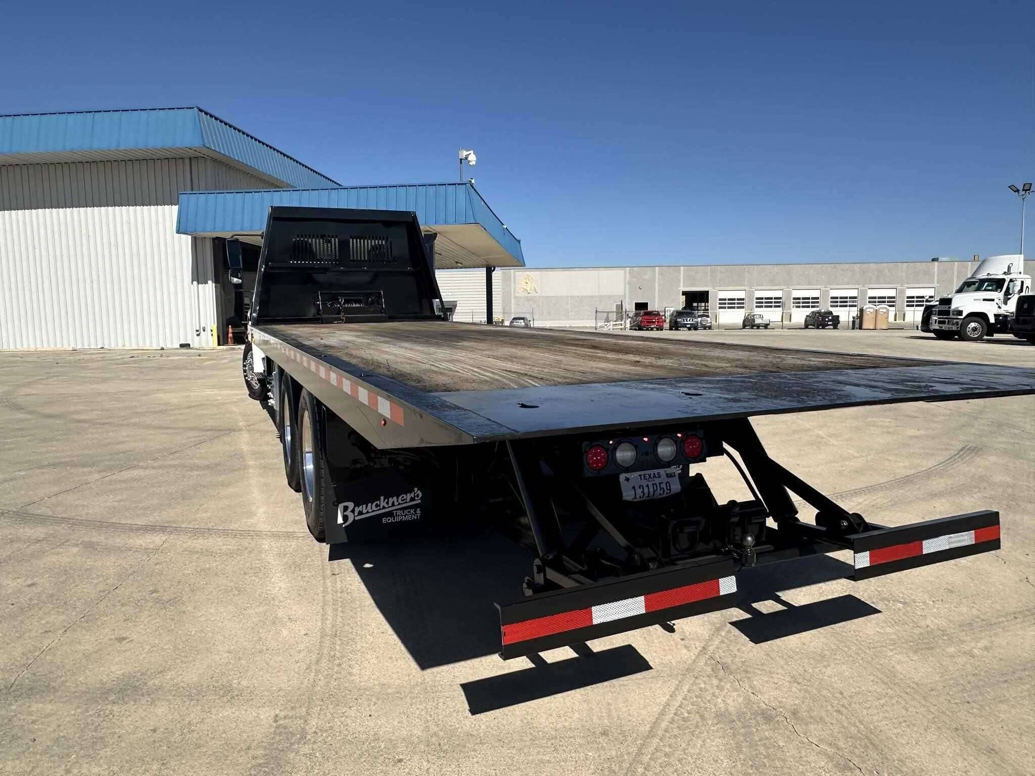 2017 Freightliner M2 image 2