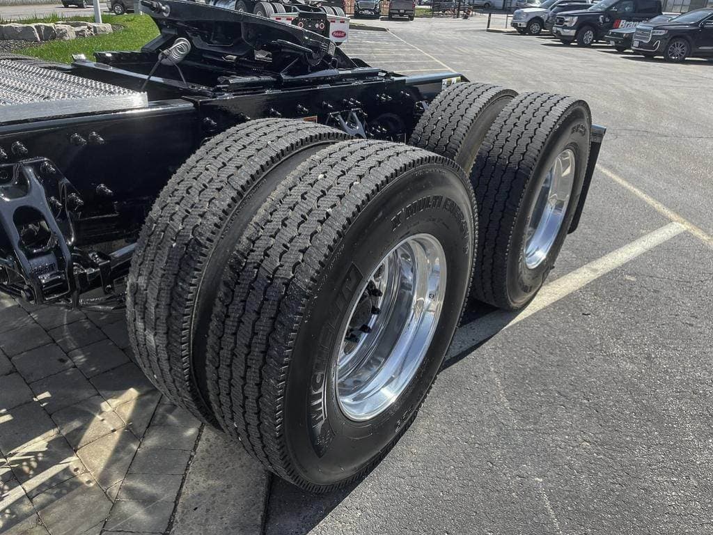 2025 Peterbilt 589 image 9