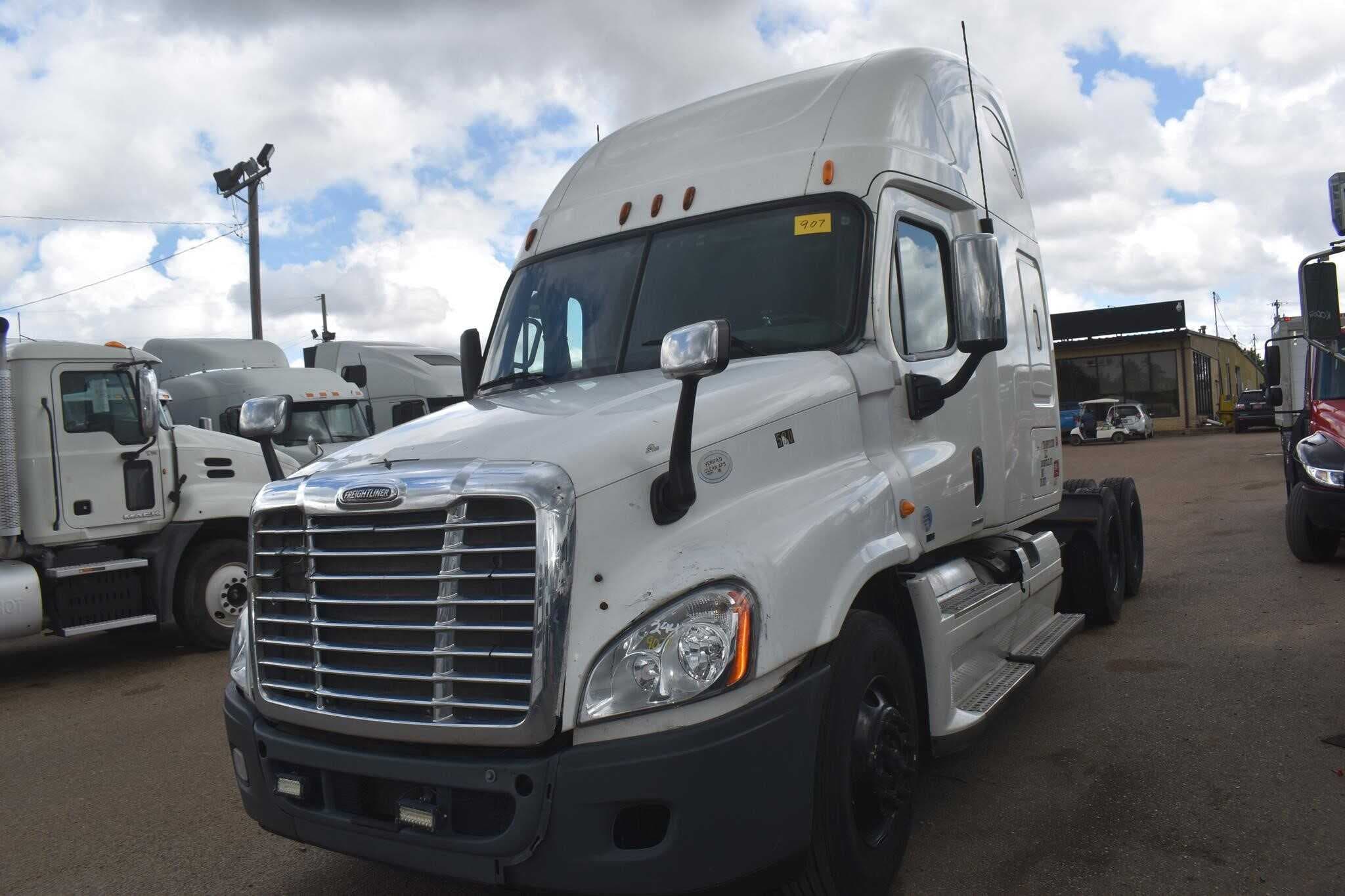 2012 Freightliner Cascadia 125 image 2