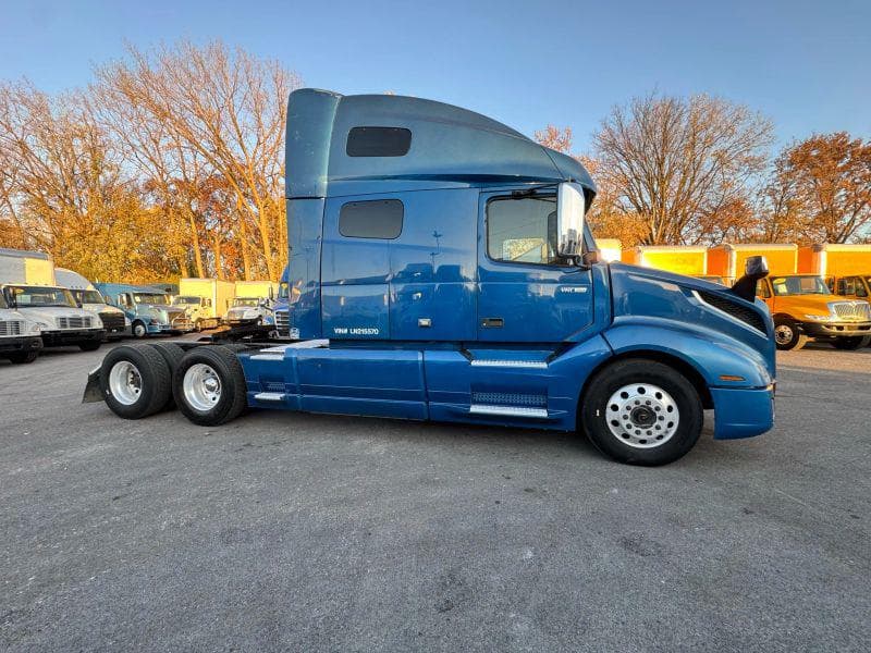 2020 Volvo VNL image 4