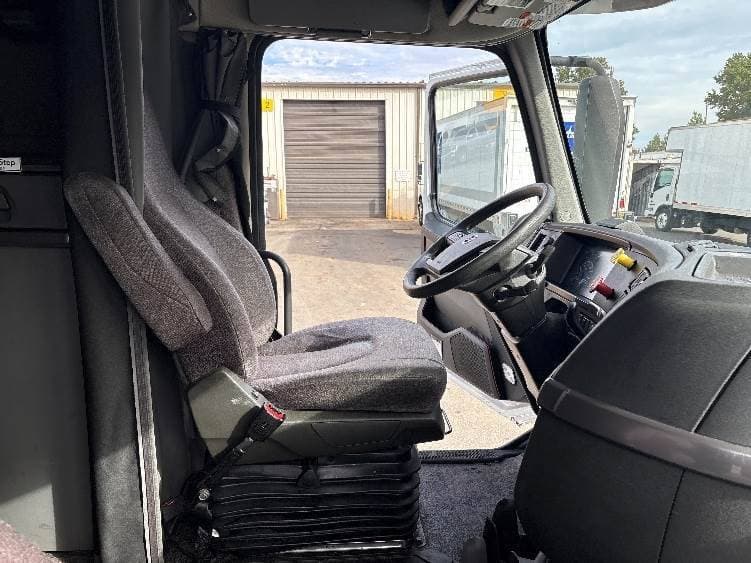 2022 Volvo VNL image 11