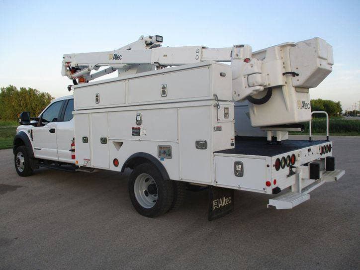 2018 Ford F550 SUPER CAB BUCKET TRUCK 4X4 image 3