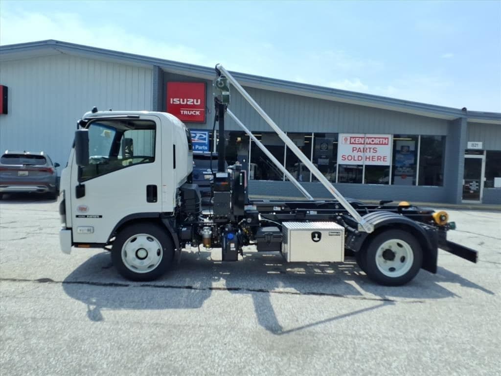 2026 Isuzu NRR image 4