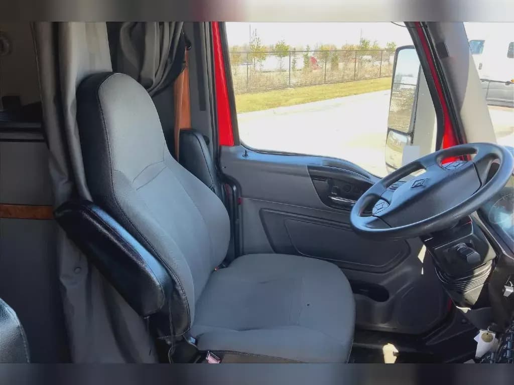 Used 2021 INTERNATIONAL Conventional - Sleeper Truck image 6