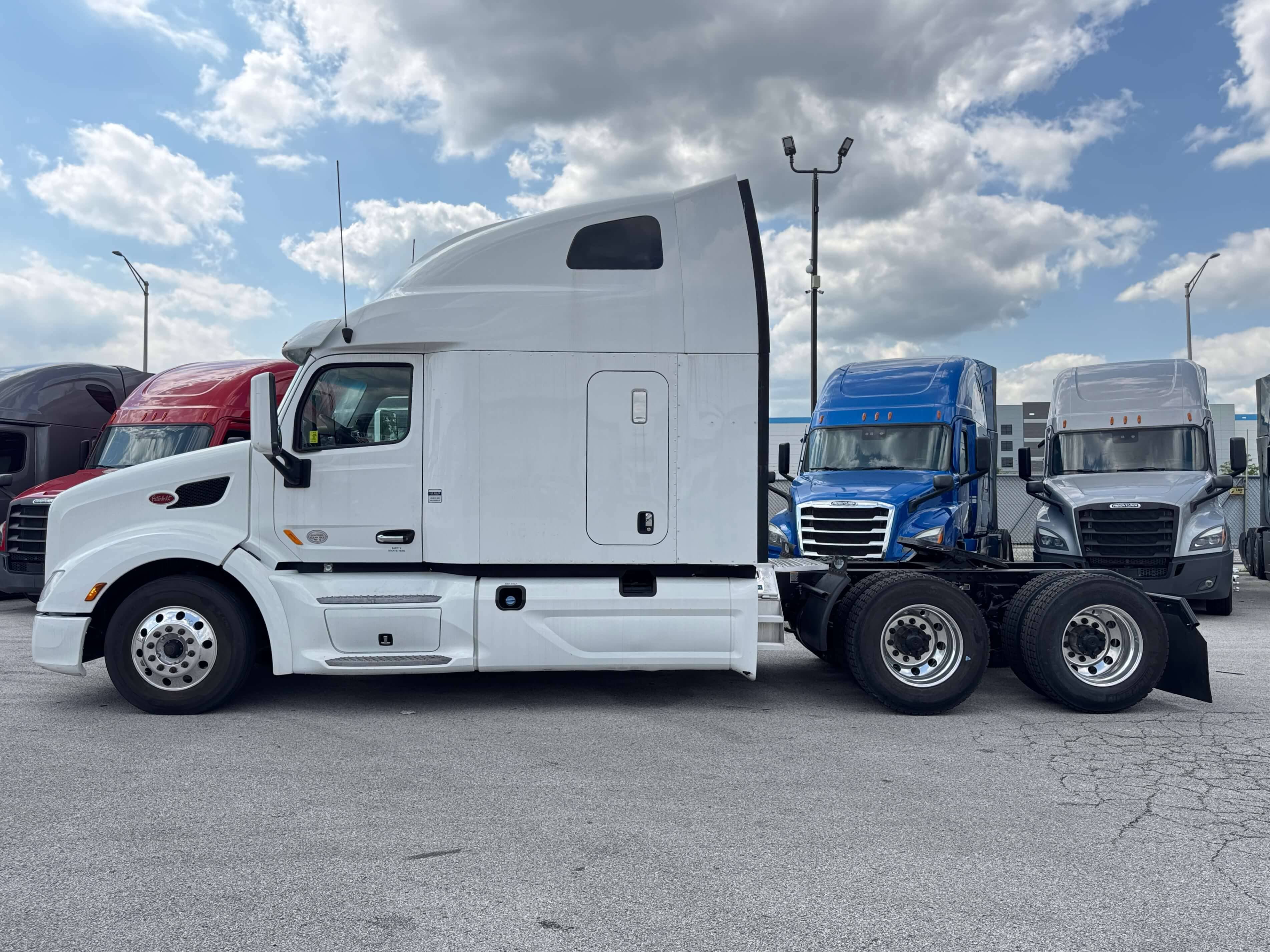 2022 Peterbilt 579 image 4