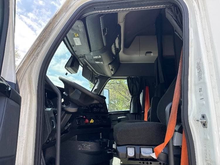 2023 Freightliner Cascadia 126 image 4