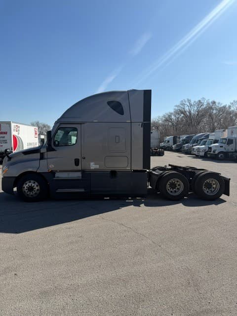 2024 Freightliner Cascadia image 12