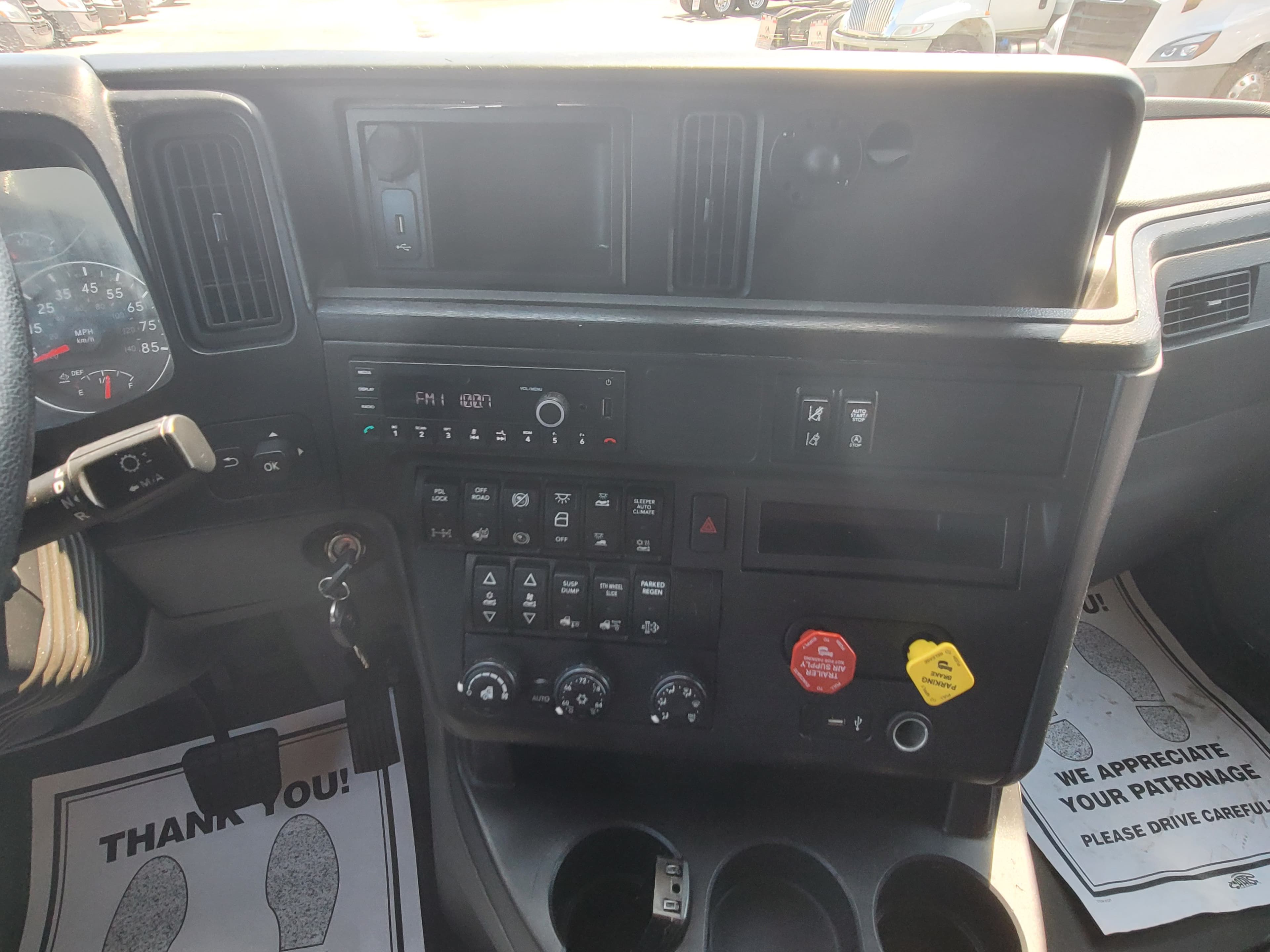 2022 International LT image 11