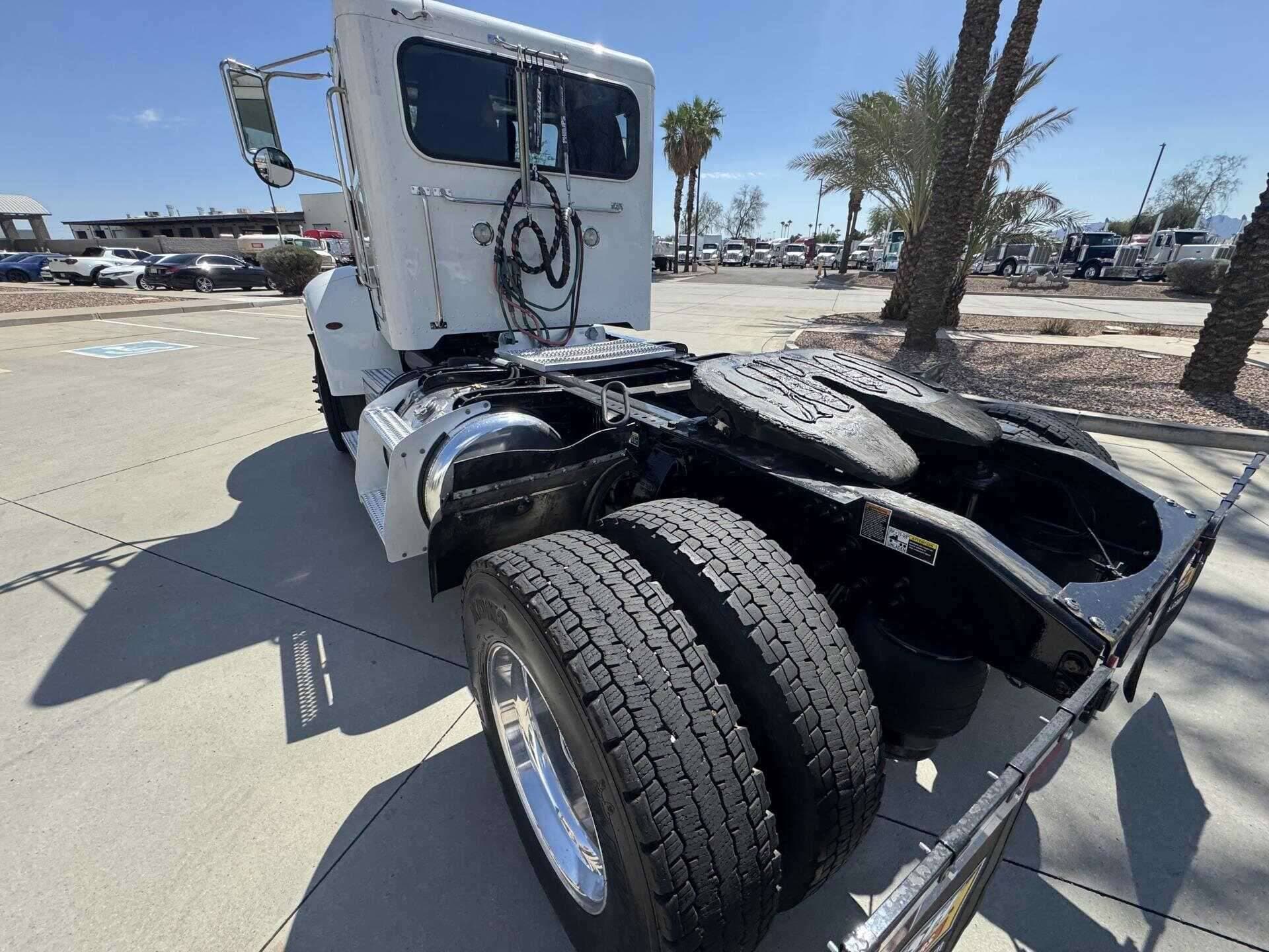 2018 Peterbilt 337 image 3