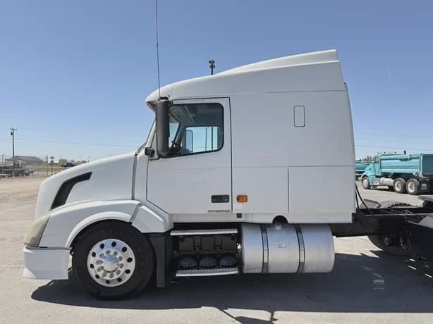 2008 Volvo VNL image 4