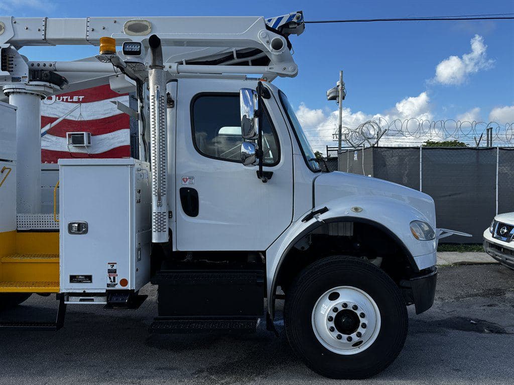 2017 Freightliner M2-106 image 17