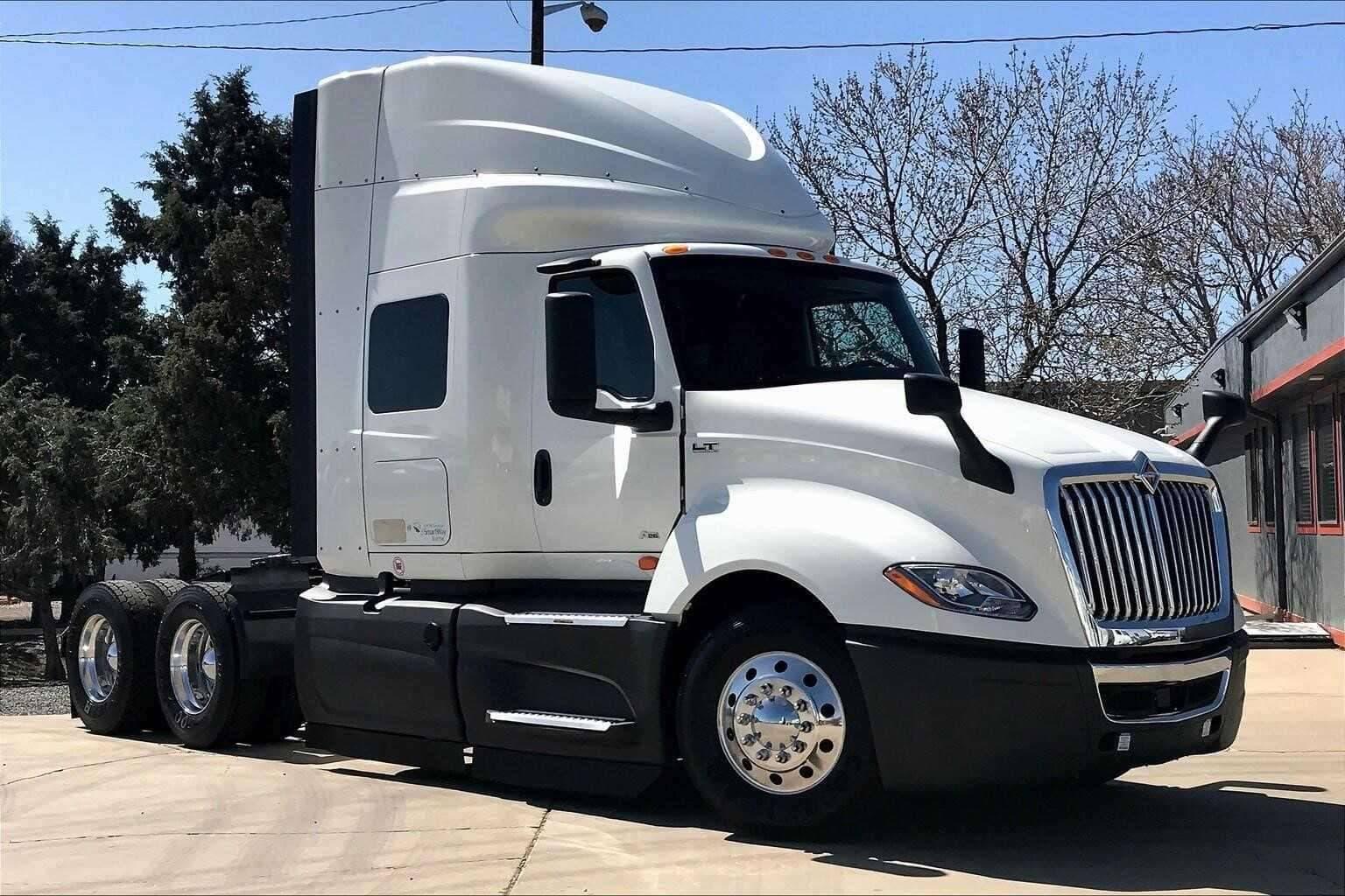 2022 International LT625 image 1