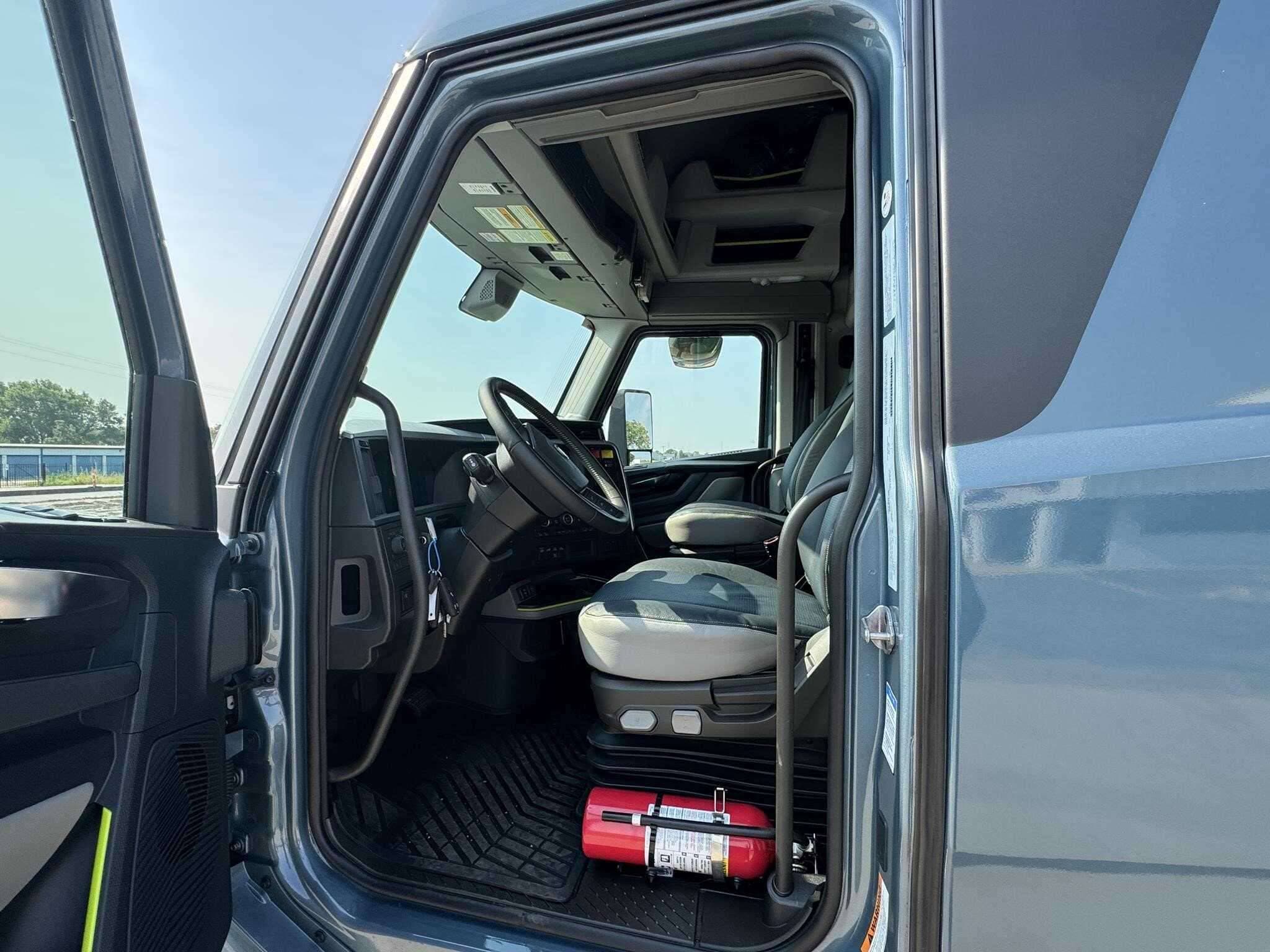New 2026 VOLVO VNL64T860 Conventional - Sleeper Truck in Wichita, KS image 4