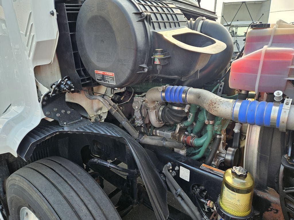 2020 Volvo VNR image 12