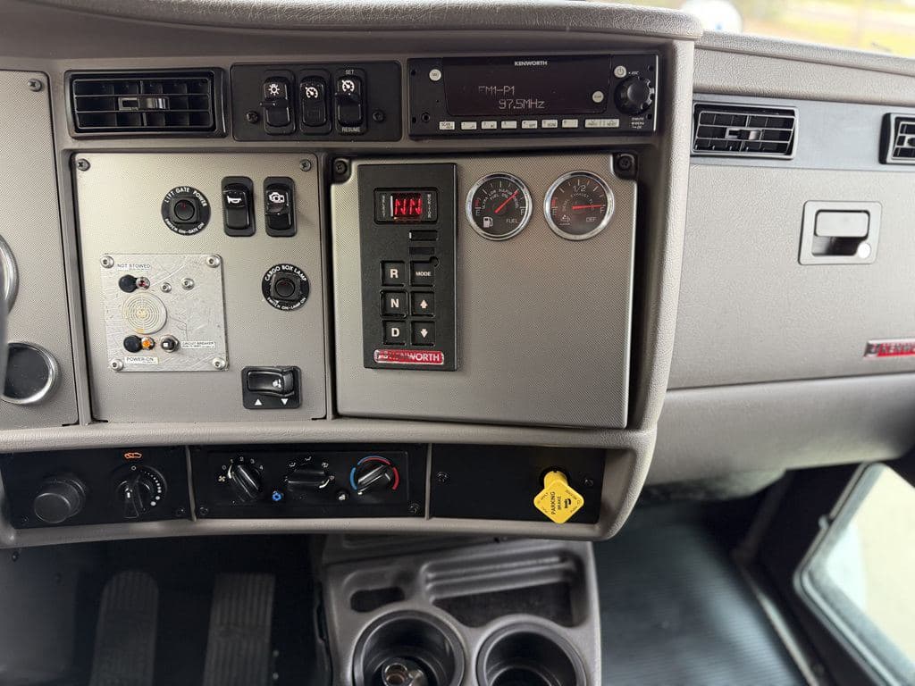 Used 2023 KENWORTH T270 image 30