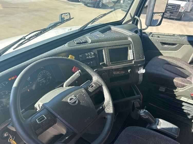 2023 Volvo VNL64760 image 5