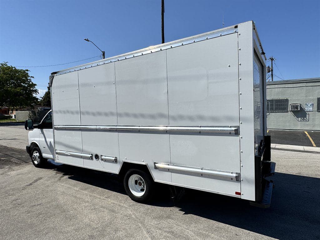 2021 GMC Commercial Vans image 9