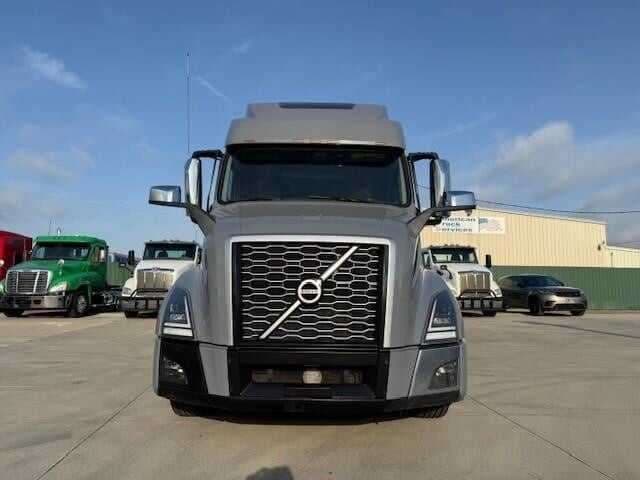 2022 Volvo VNL image 2