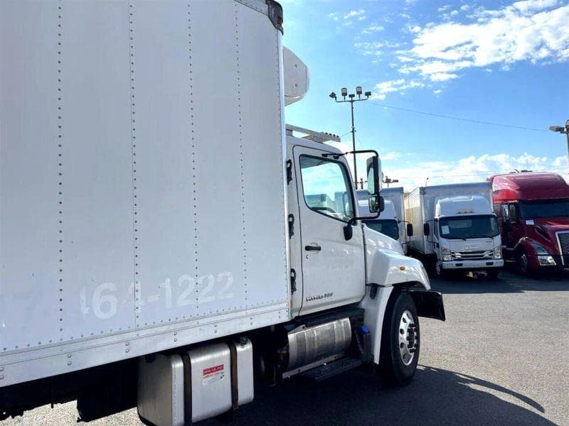 2016 Hino 268 image 6