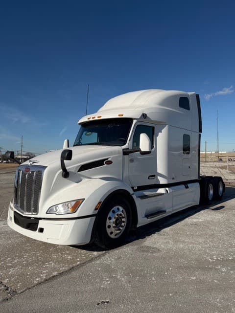 2024 Peterbilt 579 image 1