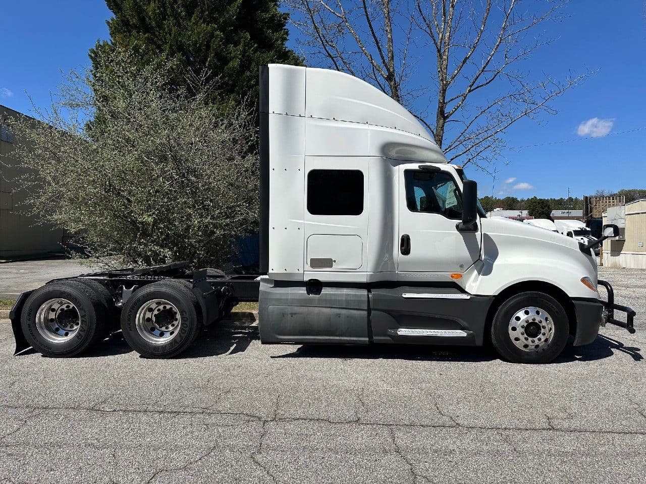2018 International LT625 image 2
