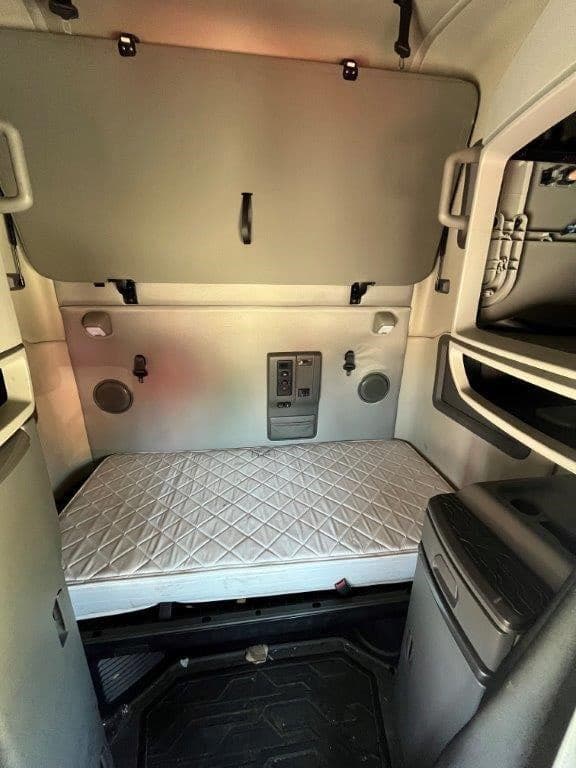 2023 Volvo VNL64T760 image 11