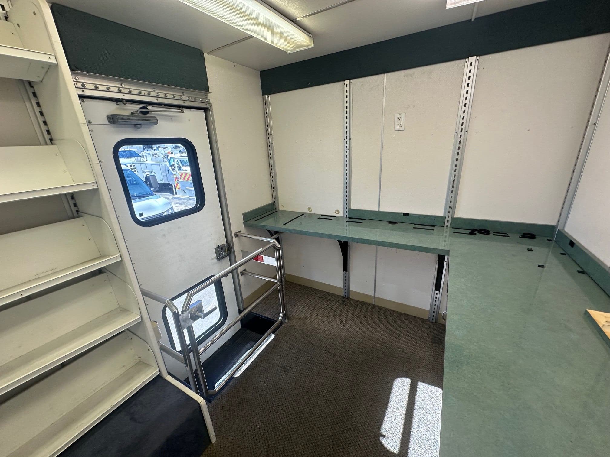 2002 WORKHORSE Step Van with Handicap Lift image 17