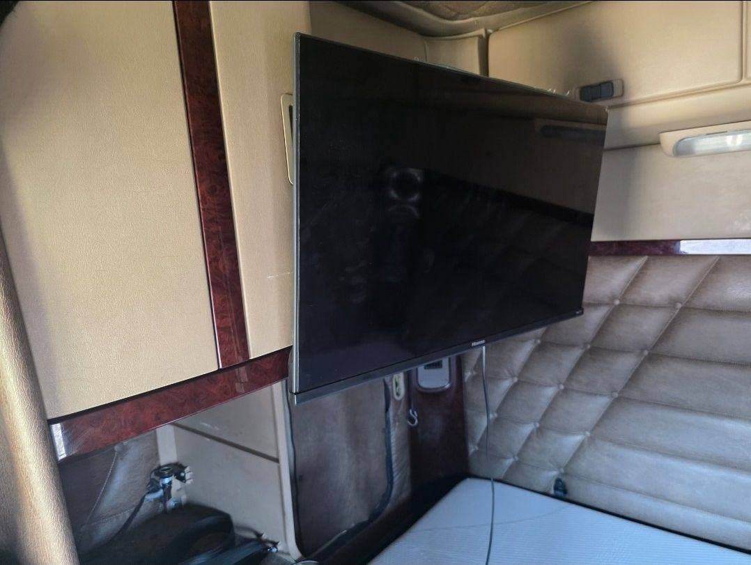 2018 Freightliner Coronado SD122 image 6