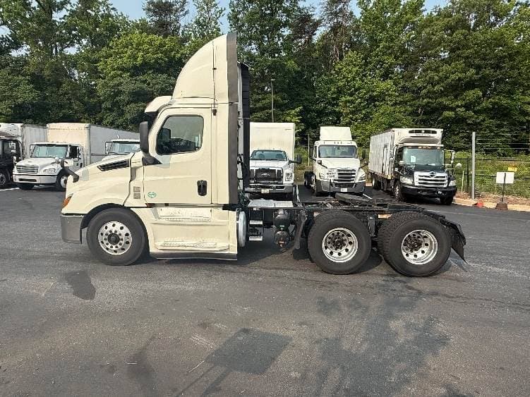 2019 Freightliner Cascadia 126 Day Cab Truck - 435HP, 12 Speed Automatic image 4