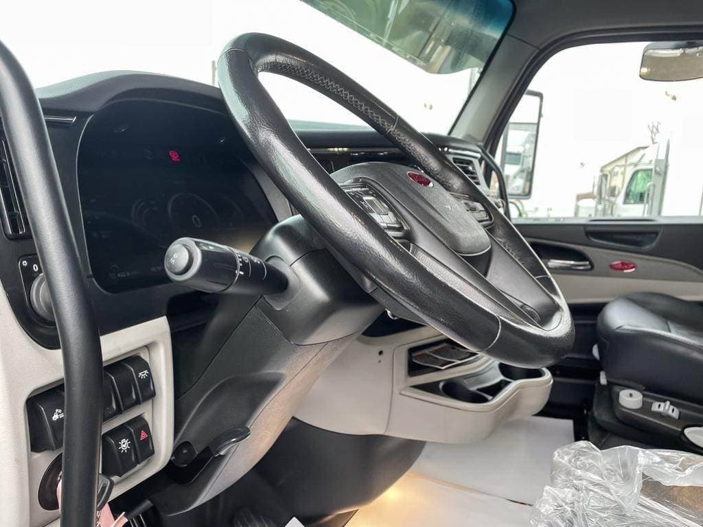 2025 Peterbilt 589 image 11