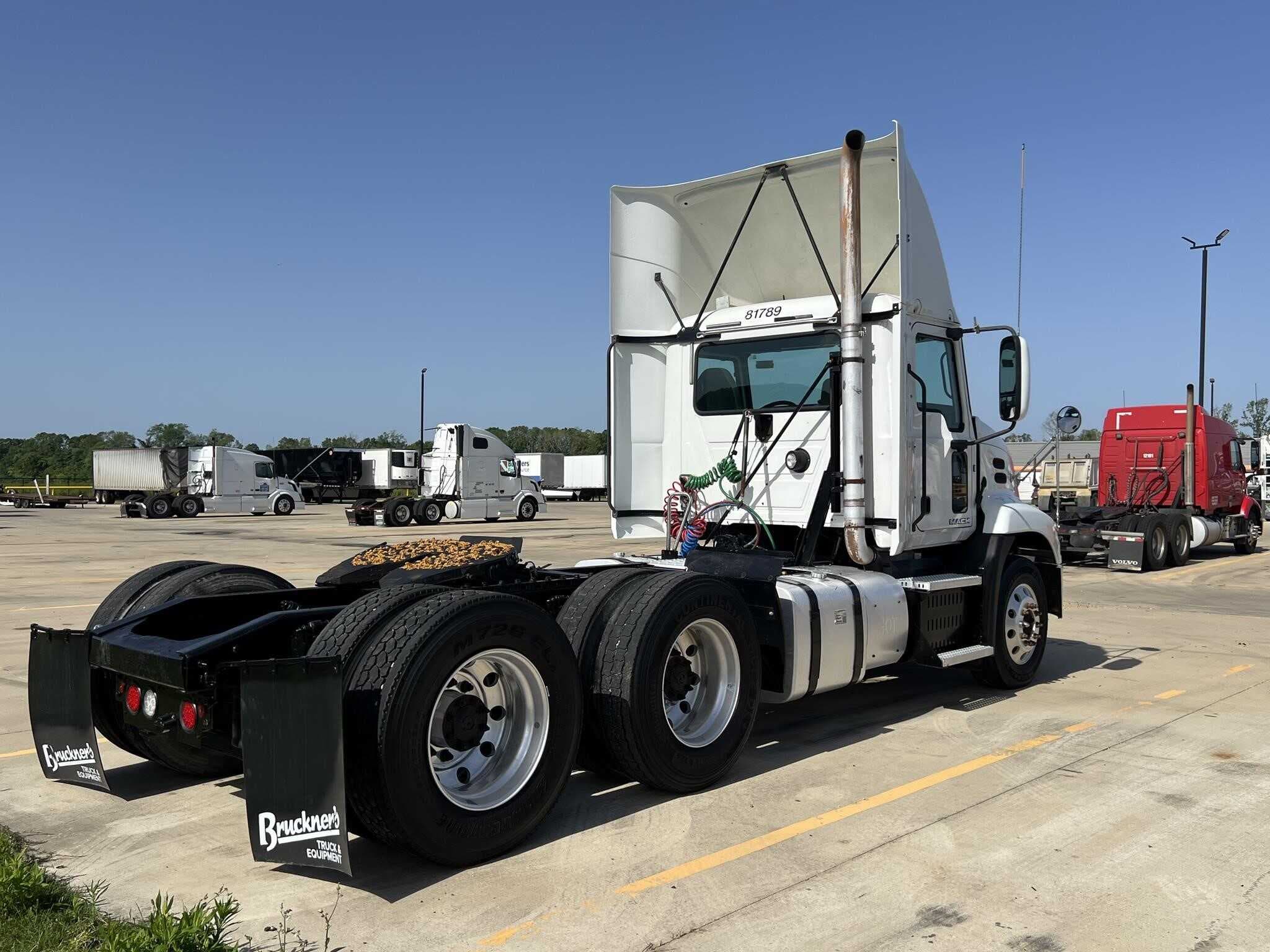 Used 2017 MACK 600 Conventional - Day Cab image 4