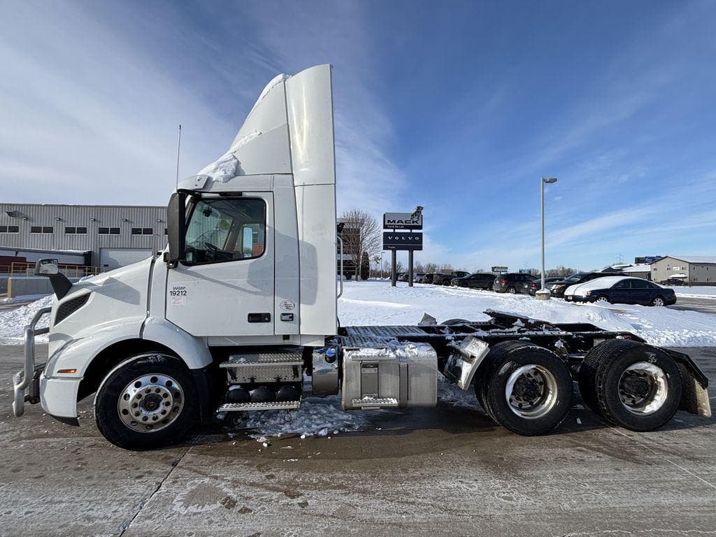 2019 Volvo VNR image 2