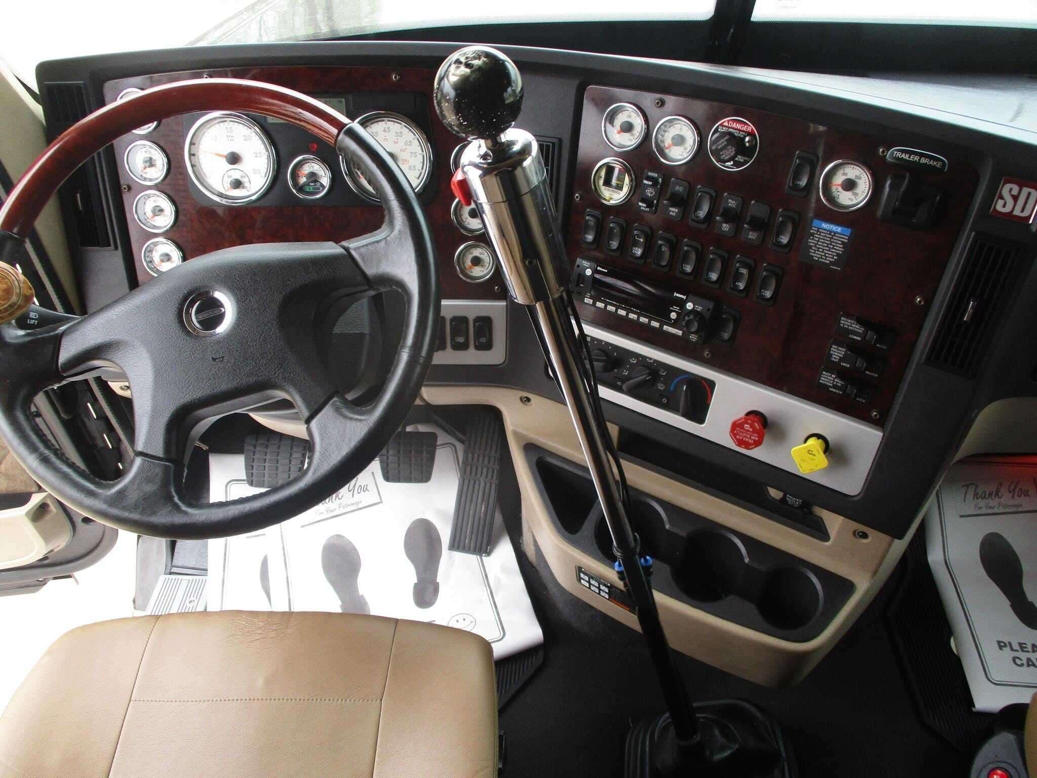 2022 Freightliner SD122 image 3