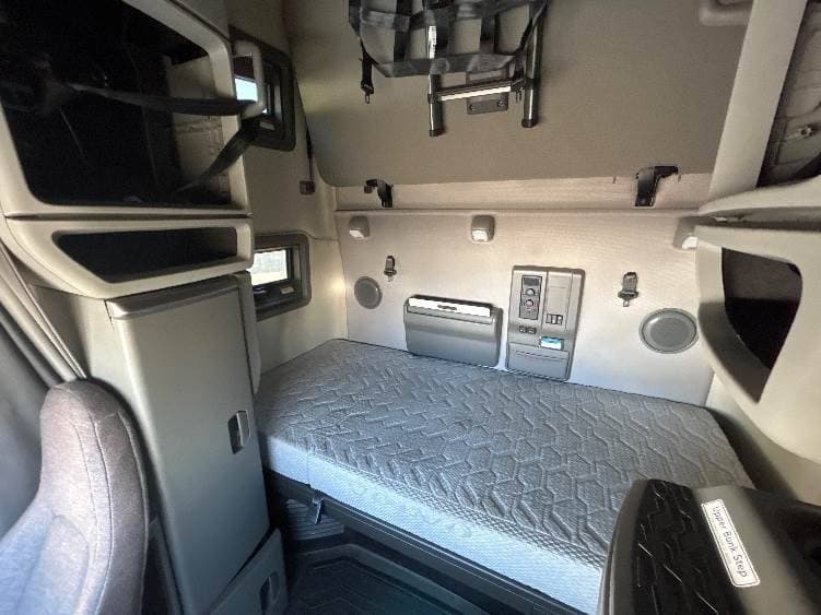 2022 Volvo VNL image 9