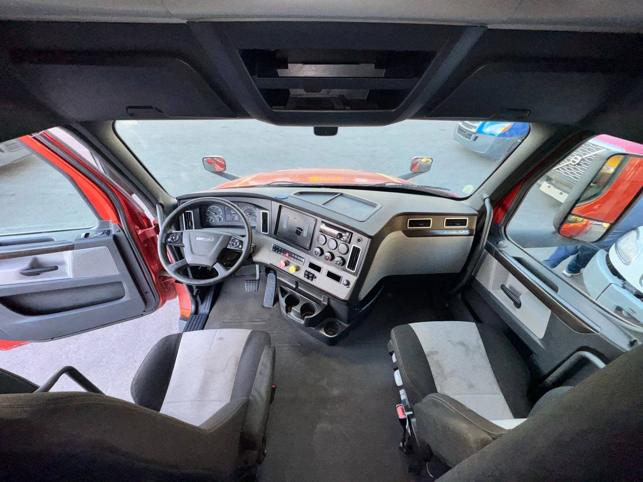 2020 Freightliner Cascadia image 40