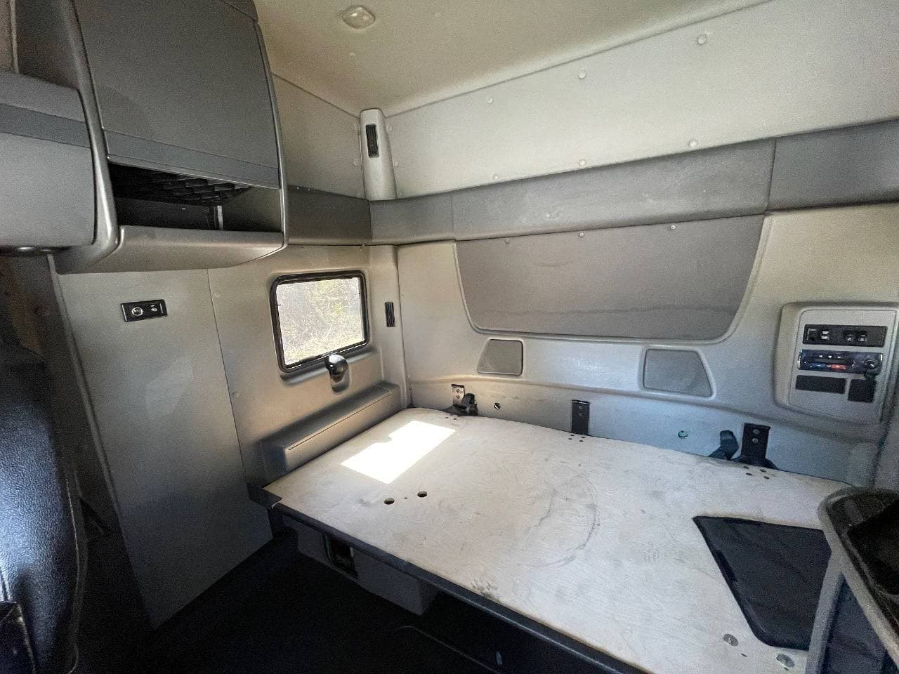 2018 International LT image 25