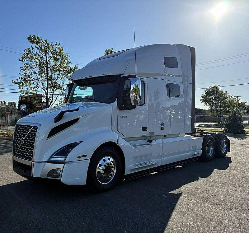 2023 Volvo VNL760 image 1